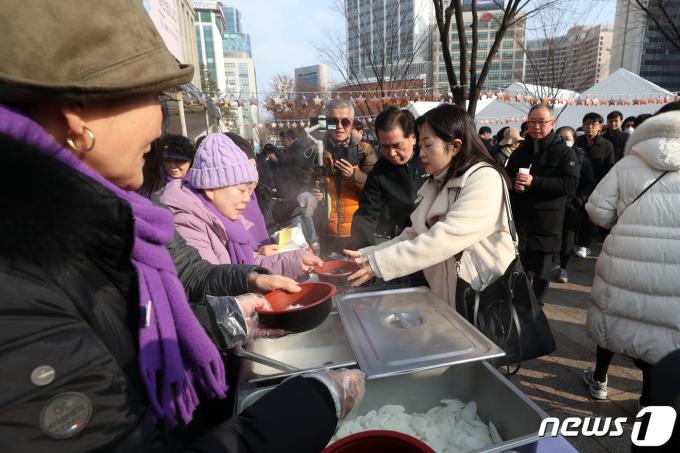[사진] 시민들에게 떡국 나눔하는 이태원 참사 유가족들
