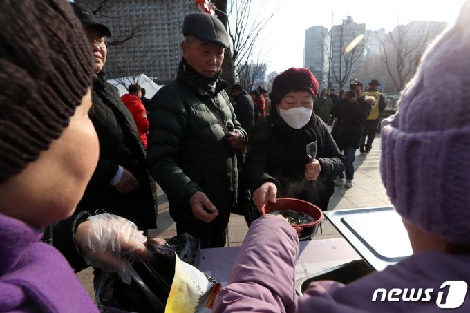 [사진] 이태원 참사 유가족들 설날 맞아 떡국 나눔