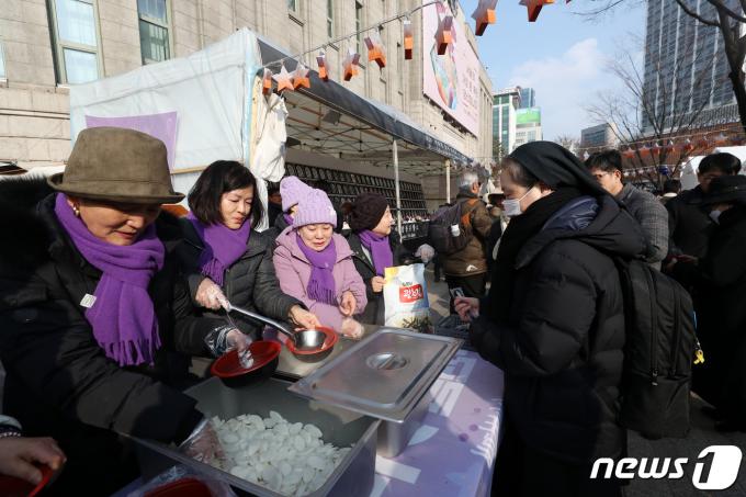[사진] 설날 떡국 나눔하는 이태원 참사 유가족들
