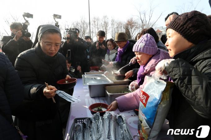 [사진] 이태원 참사 유가족들 '설날 맞아 시민들에게 떡국 나눔'