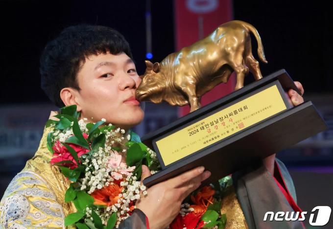 [사진] 최영원 '금강장사 트로피와의 입맞춤'