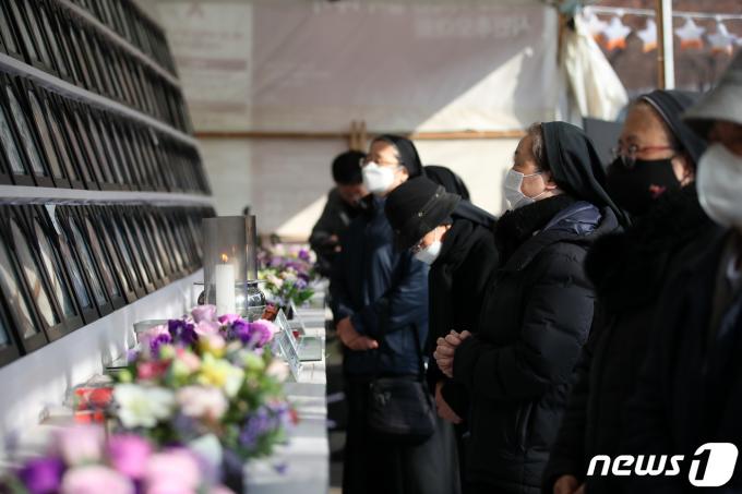 [사진] 다시는 이런 일이 없기를 두 손 모아