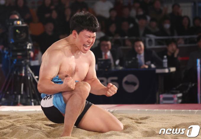 [사진] 금강장사 등극한 최영원