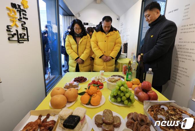 [사진] 세월호 참사 희생자들을 위한 설 차례상