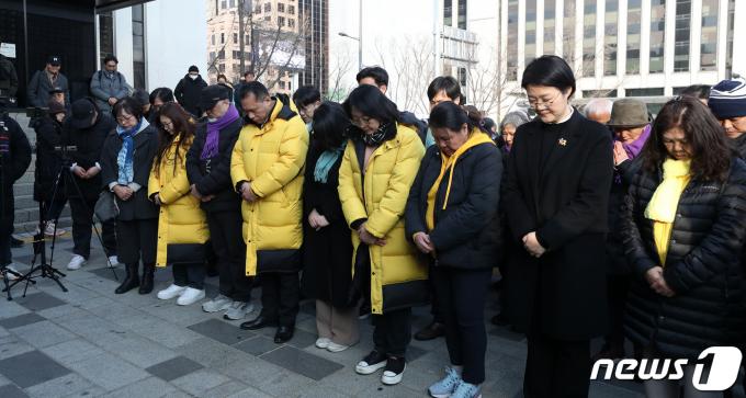 [사진] 참사 희생자들을 위한 묵념