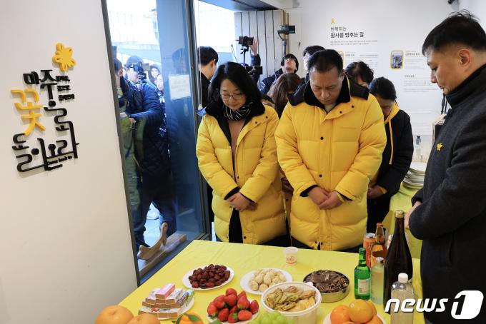 [사진] 설날 합동차례 지내는 세월호 유가족들