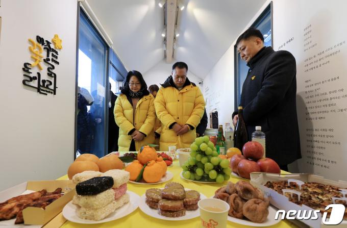 [사진] 10주기 맞은 세월호 참사 '희생자들을 위한 설 차례'