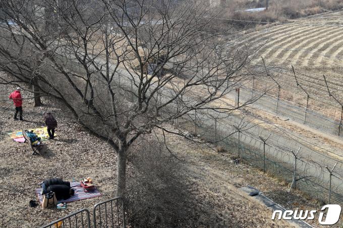 [사진] 철조망 앞 차례