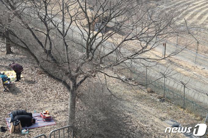 [사진] 설날, 철조망 앞 차례