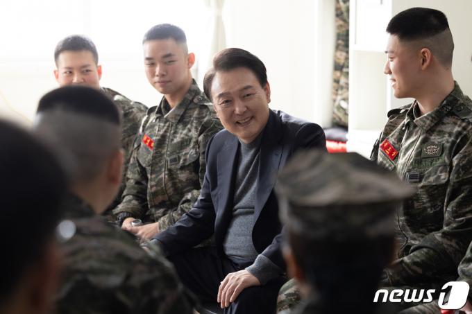 [사진] 해병 청룡부대 병사들과 대화하는 윤 대통령