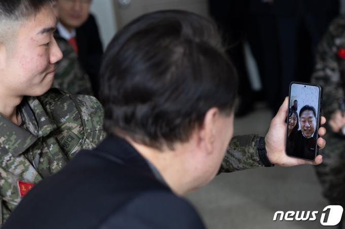 [사진] 장병 부모들과 영상통화하는 윤 대통령