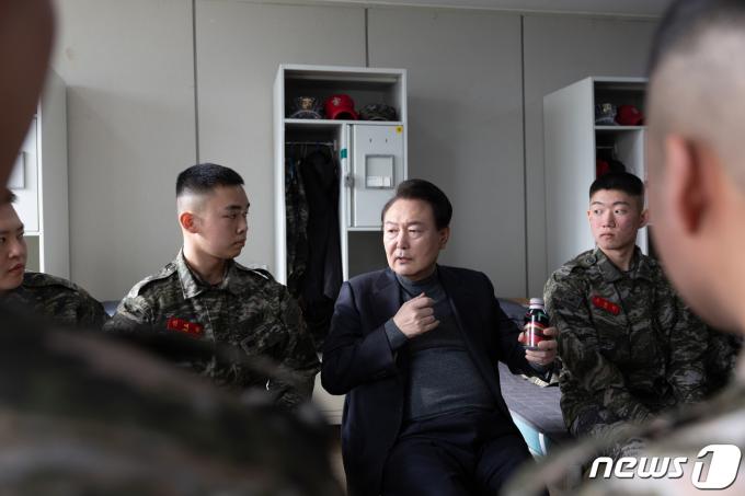 [사진] 청룡부대 생활관 찾은 윤 대통령