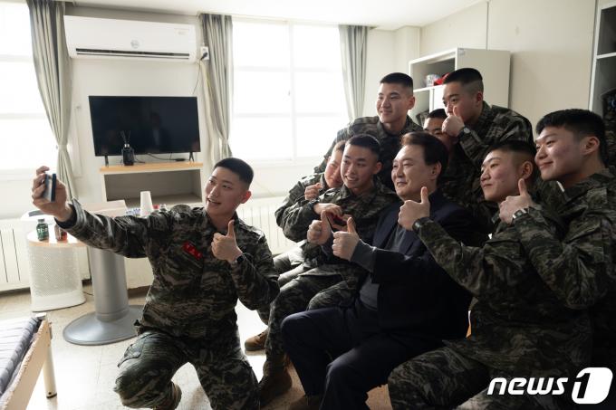 [사진] 해병대 장병들과 '셀카' 찍는 윤 대통령