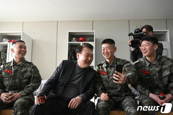 [사진] 장병 부모들과 영상 통화하는 윤석열 대통령