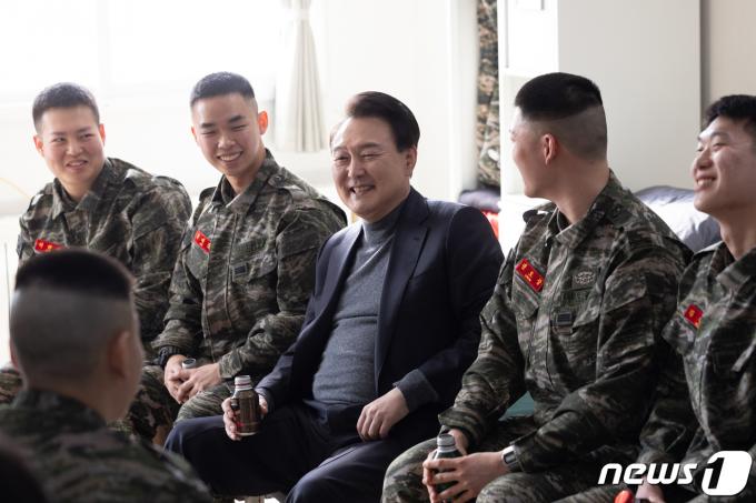 윤석열 대통령이 10일 청룡의 해 설 명절을 맞아 해병 청룡부대(2사단)를 방문해 생황관에서 병사들과 대화를 나누고 있다. (대통령실 제공) 2024.2.10/뉴스1 ⓒ News1 오대일 기자