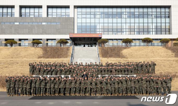 [사진] 해병대 2사단에서 기념촬영하는 윤 대통령