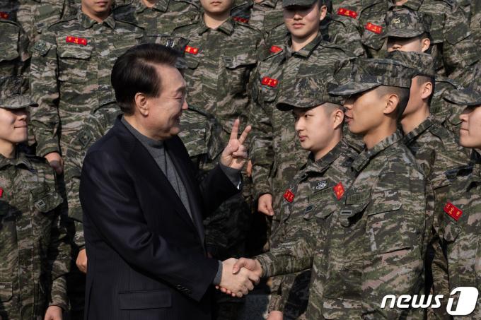 [사진] 이등병 격려하는 윤 대통령