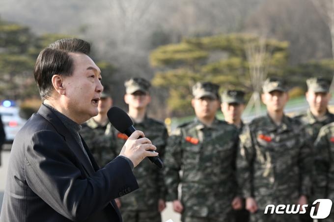 [사진] 해병대 장병들 격려하는 윤 대통령