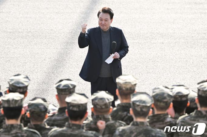 [사진] 해병대 장병 격려하는 윤 대통령