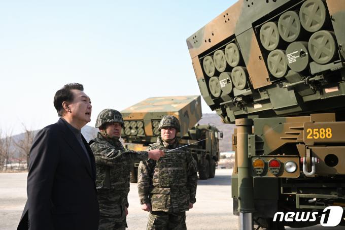 [사진] 해병대 다련장 사격장 보고받는 윤 대통령