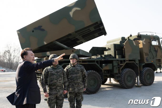 [사진] 다련장 사격장 둘러보는 윤 대통령