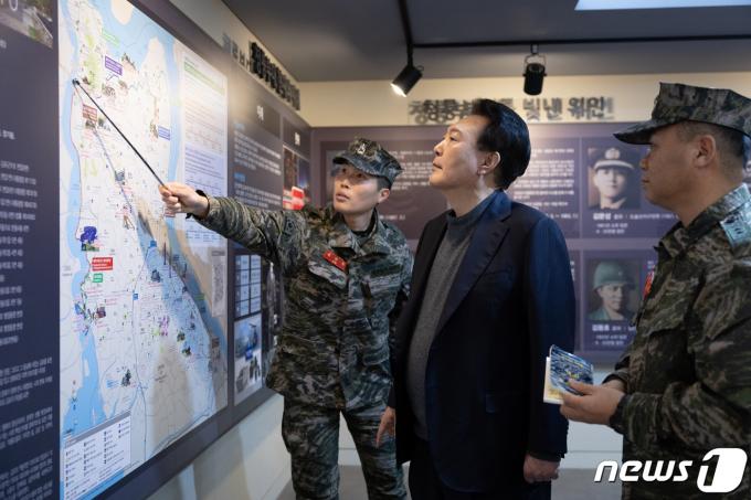 [사진] 해병대 2사단 보고 받는 윤 대통령