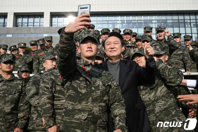 [사진] 윤 대통령, 해병대 2사단 장병들과 '셀카'