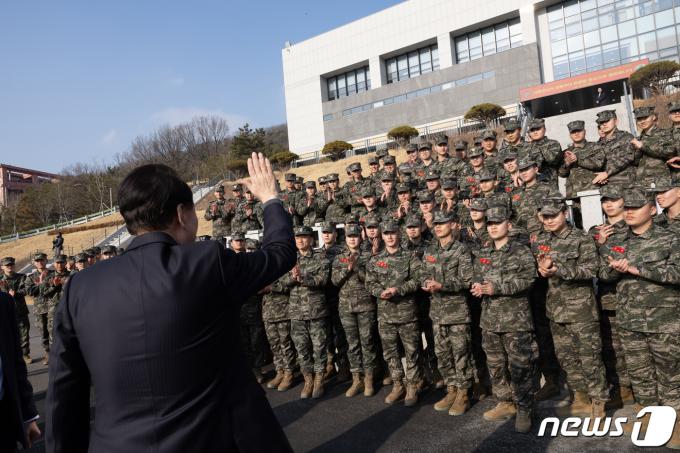 [사진] 장병들과 작별인사하는 윤 대통령