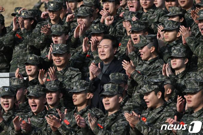 [사진] 해병대 장병들과 기념촬영하는 윤 대통령