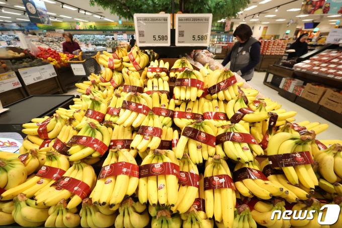 서울 시내 한 대형마트에 바나나가 진열돼있다. ⓒ News1 김민지 기자