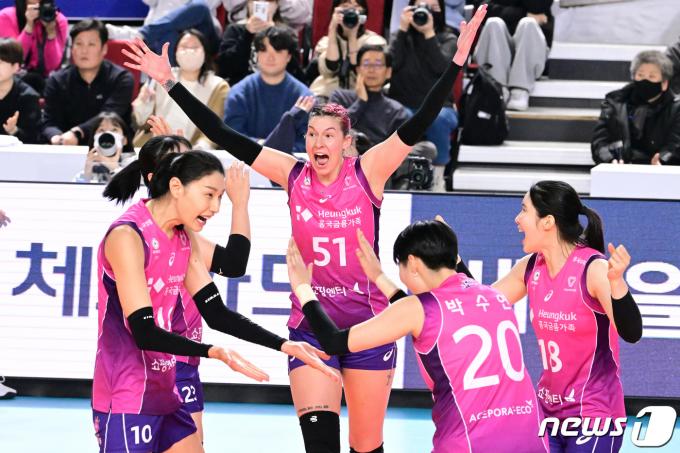 30일 김천체육관에서 열린 여자프로배구 한국도로공사와 흥국생명의 경기에서 흥국생명 윌로우과 김연경이 동료들과 득점 후 환호하고 있다. (한국배구연맹 제공) 2024.1.30/뉴스1
