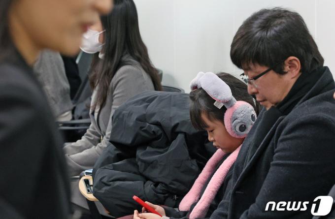 1형 당뇨병 환우 및 가족이 19일 오후 서울 서초구 건강보험심사평가원에서 열린 보건복지부 2차관 주재 1형 당뇨 환자 단체 및 학회 간담회에 참석하고 있다.  2024.1.19/뉴스1 ⓒ News1 장수영 기자