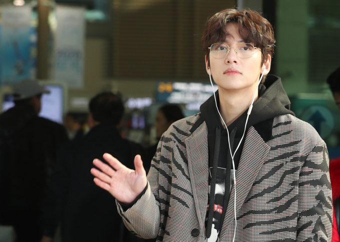 최근 인기리에 종영된 드라마 '웰컴투 삼달리'의 메이킹 영상이 공개된 가운데 주연 배우 지창욱이 영상 속에서 실내 흡연을 하는 듯 한 장면이 포착돼 논란이 일고 있다. 사진은 지창욱이 지난 2019년 해외 일정차 인천국제공항을 통해 출국하던 모습. /사진=뉴스1