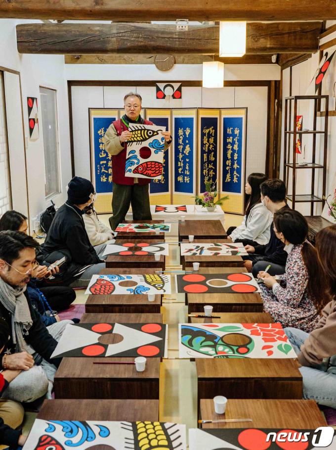 [사진] '설 명절 맞아 방패연 만들기'