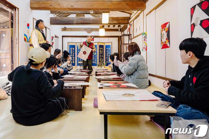 [사진] '방패연 만들며 보내는 설 명절'