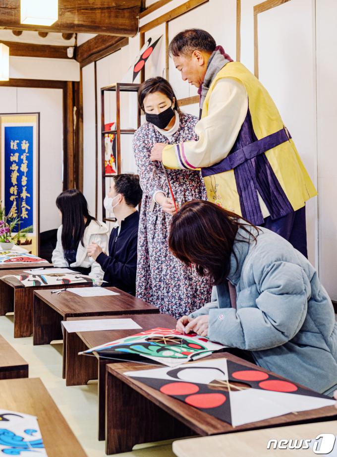 [사진] '방패연 만들어요'