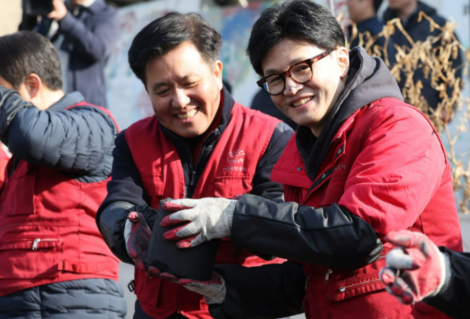더불어민주당이 한동훈 국민의힘 비상대책위원장의 연탄나눔 봉사활동에 의혹을 제기하자 국민의힘은 사과를 촉구했다. 사진은 지난 8일 서울 노원구 중계동 백사마을에서 연탄나눔 봉사활동을 하던 한 위원장. /사진=뉴스1
