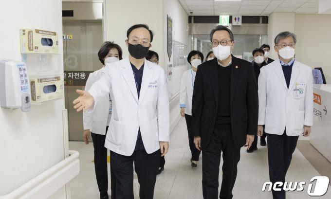 [사진] 박민수 복지부 2차관, 설 연휴 충북대 응급실 현장 점검