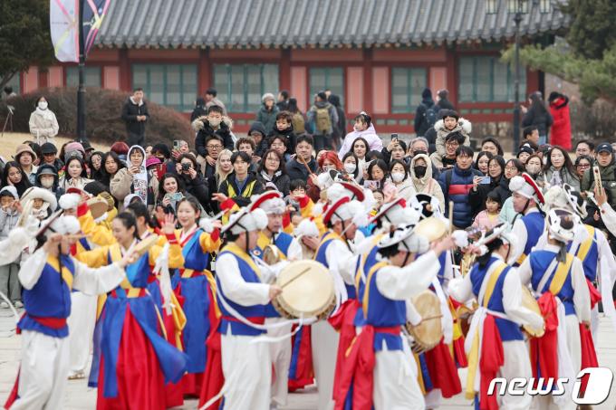 [사진] '설 명절 연휴 맞아'