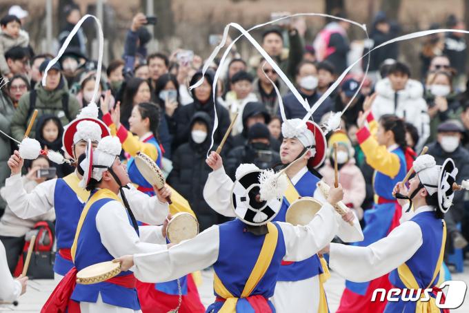 [사진] 설 맞아 '지신밟기 농악 한마당'