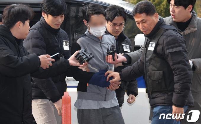 [사진] 영장심사 출석하는 모친 살해 피의자