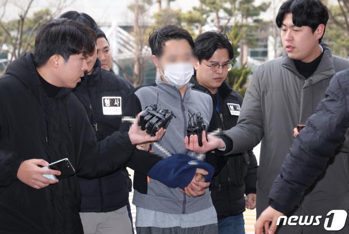 [사진] 설 연휴 모친 살해한 30대 아들 영장심사 출석