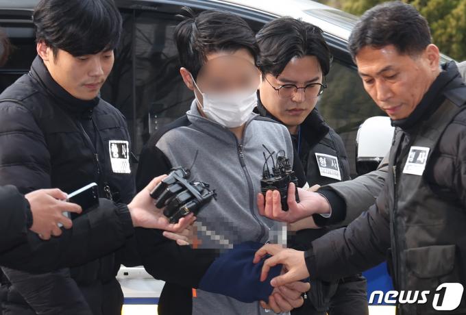 [사진] 영장심사 출석하는 모친 살해 피의자
