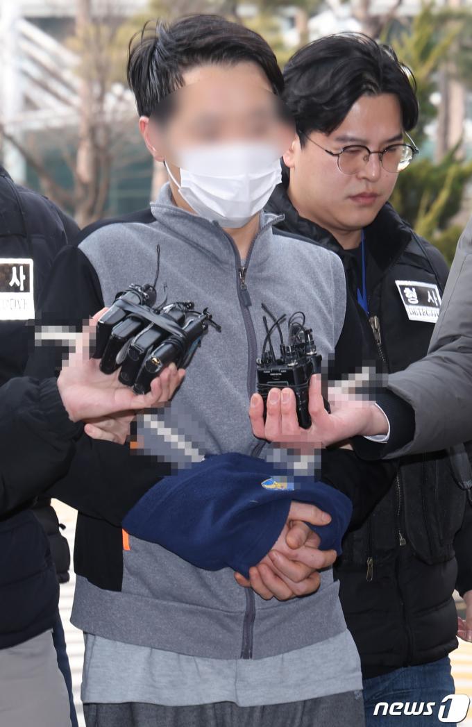 [사진] '설날 모친 살해' 피의자, 영장심사 출석
