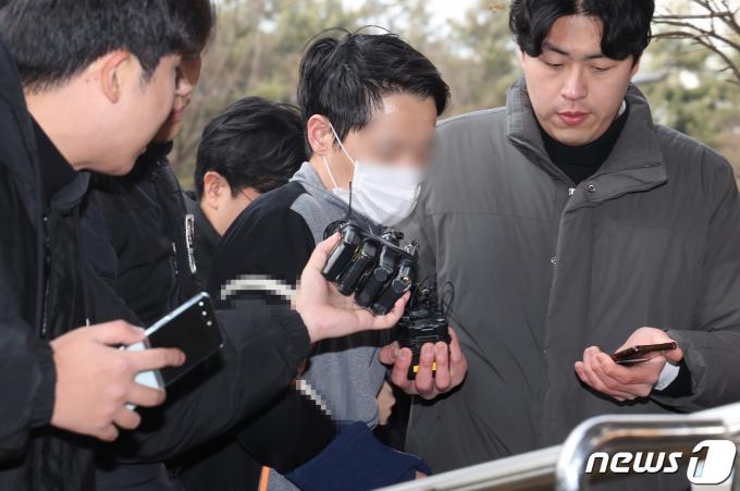 [사진] '설날 모친 살해' 피의자, 영장심사 출석