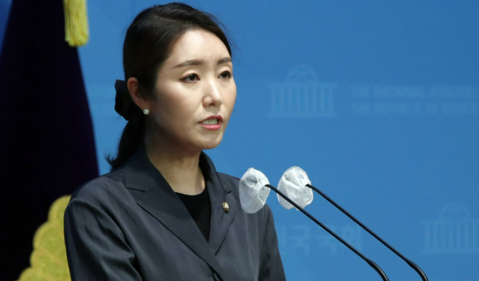 강선우 민주당 대변인이 김건희 여사의 명품백 논란에 대해 "최순실 국정농단의 박근혜 전 대통령이 어떻게 됐는지 기억하라"고 강조했다. /사진=뉴스1