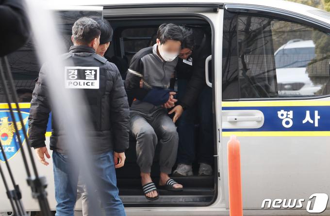[사진] 호송차에서 내리는 모친 살해 피의자