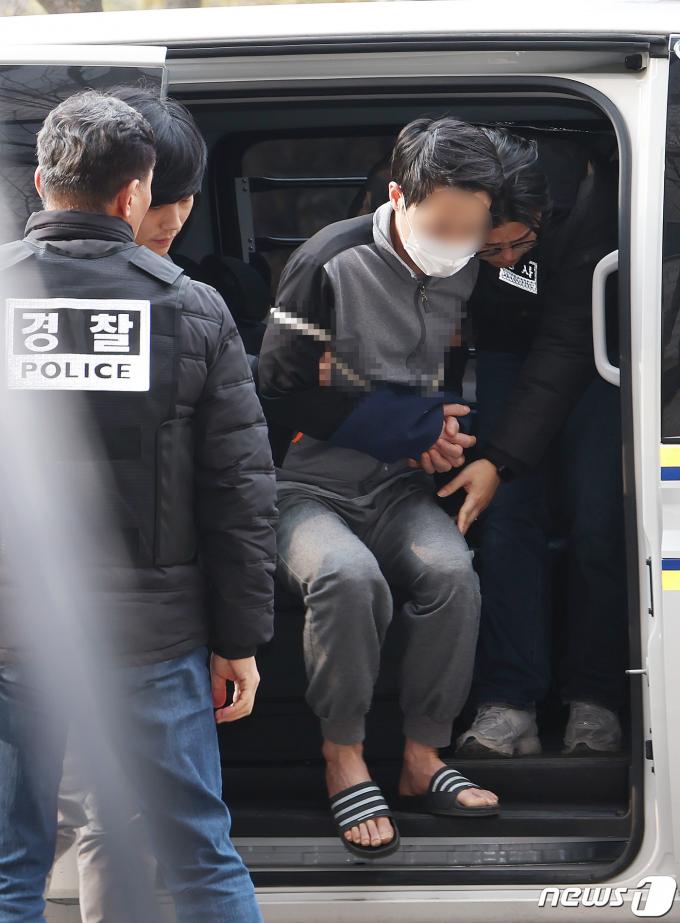 [사진] 모친 살해 피의자, 슬리퍼 신은채 영장심사 출석