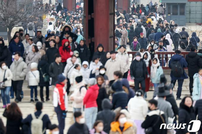 [사진] 나들이객 몰린 경복궁