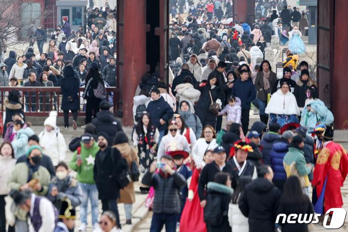 [사진] 설 연휴 맞아 북적이는 경복궁